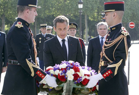 Tổng thống Pháp Nicolas Sarkozy đặt vòng hoa trước tượng Tướng De Gaulle tại Paris, trong lễ kỷ niệm 66 năm ngày chiến thắng của quân đồng minh trước phát xít Đức hôm 8/5.